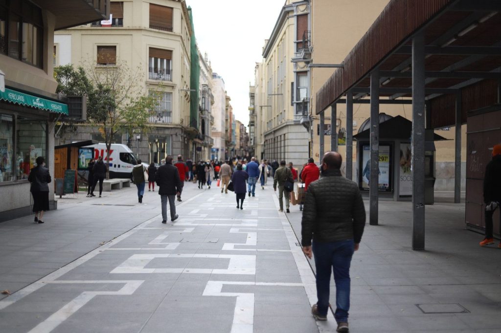 paseantes atraviesan la centrica calle de santa clara